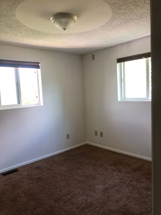 Building Photo - Half of a Duplex Available - 4 Bedroom 2 Bathroom in Lakewood