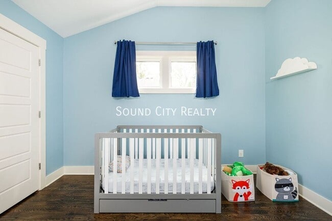 Building Photo - 606B Eastboro Dr