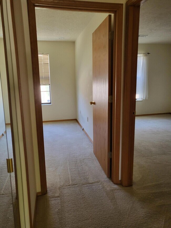 Building Photo - 819 Country Club Dr SE