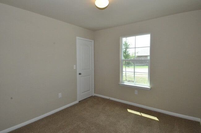 Building Photo - Dont Miss This Beauty In A Quiet Community