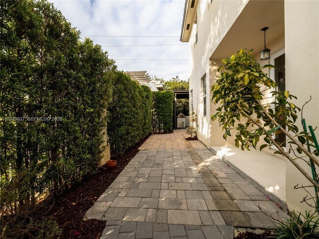 Building Photo - 7010 NW 106th Ave