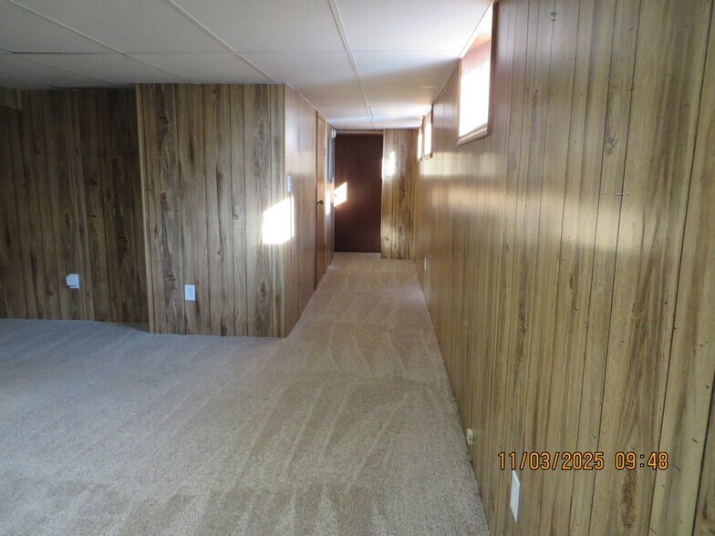 Building Photo - 921 W 8th St