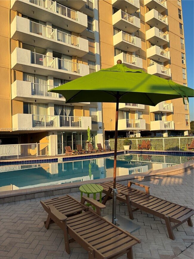 Building Photo - 2000 NE 135th St