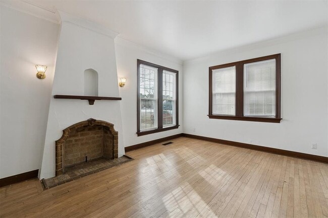 Building Photo - 1905 N Brauer Ave