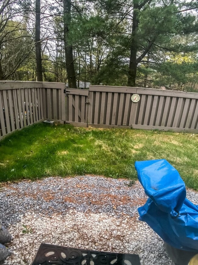 Building Photo - Beautiful end-unit townhome. Walkout basem...