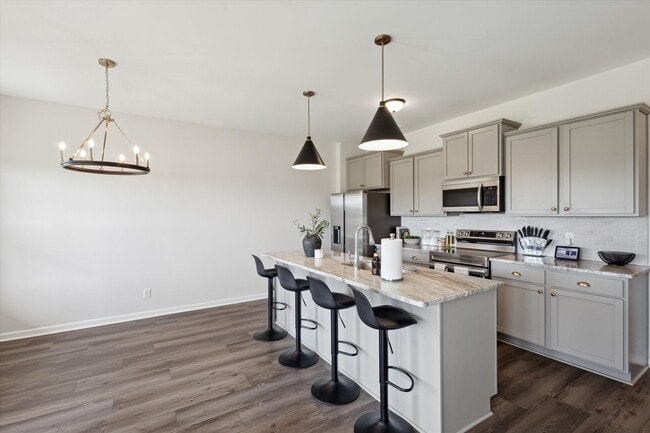 Building Photo - AVAILABLE JULY 2025 [PET FRIENDLY]