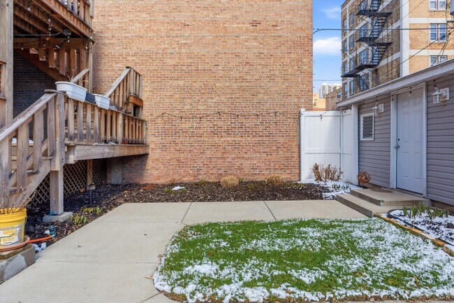 Building Photo - 5739 N Winthrop Ave