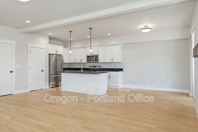Building Photo - 1730 NE Gilbert Ln