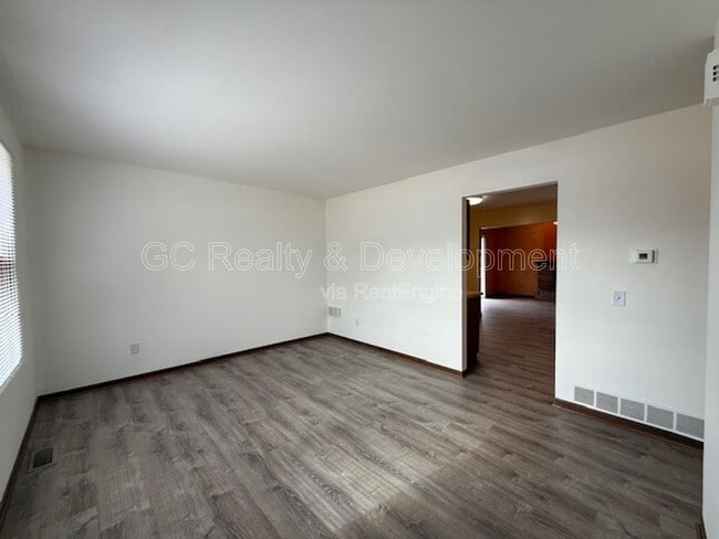 Building Photo - 944 Shady Ln