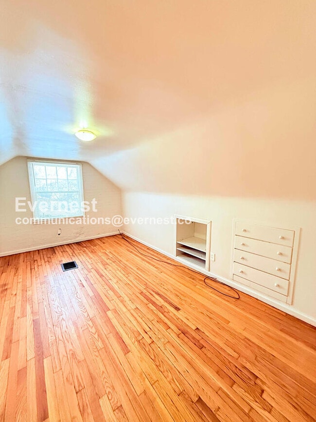 Building Photo - 8431 Rosemont Ave