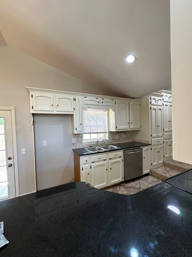 Building Photo - 525 Ridgecrest Rd