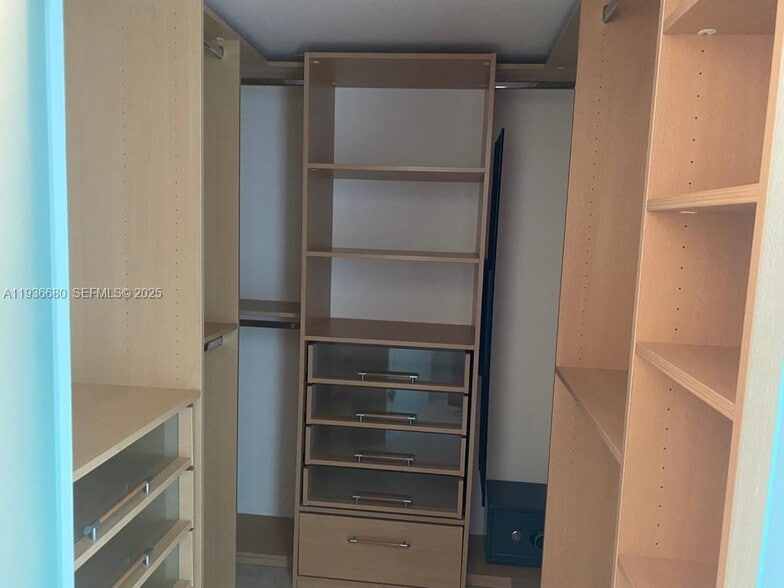 Building Photo - 2101 Brickell Ave