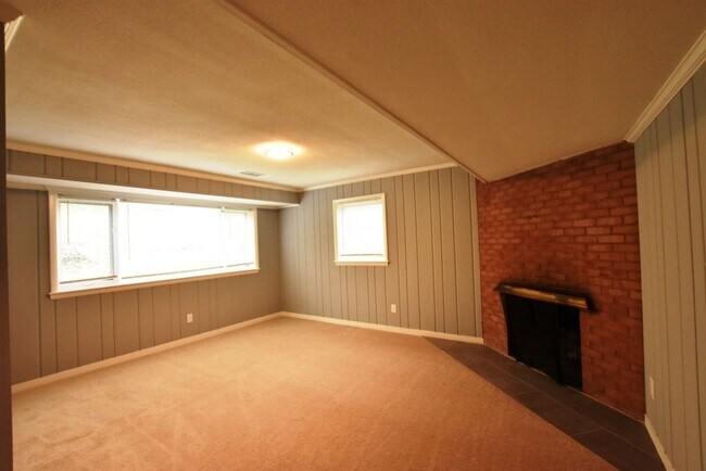 Building Photo - Awesome 4BR, 3BA Close In Bethesda Home With 2 Car Garage!!!
