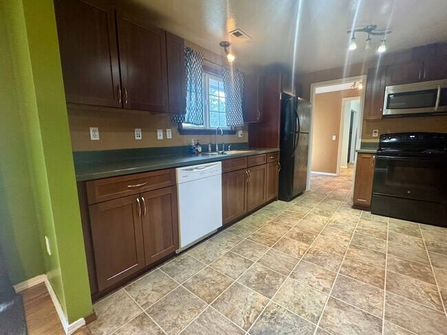 Building Photo - Charming 3-Bedroom Home in Lakewood with Spacious Yard & Modern Comforts