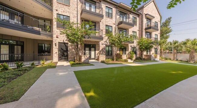 Building Photo - 730 Shady Ln