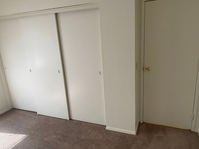 Building Photo - Henderson!!! 4 Bedrooms!! Single Story!! 2 car garage!! Big Back Yard!!! No HOA!! All Appliances!!