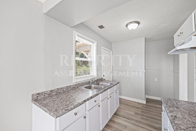 Building Photo - A Must SEE 4-Bedroom / 2-Full Bathroom!!!!...