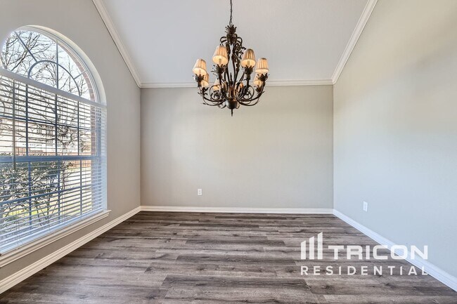 Building Photo - 2785 Greenway Dr