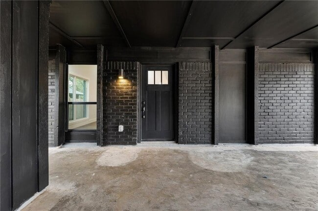 Building Photo - 1605 Rutland Dr