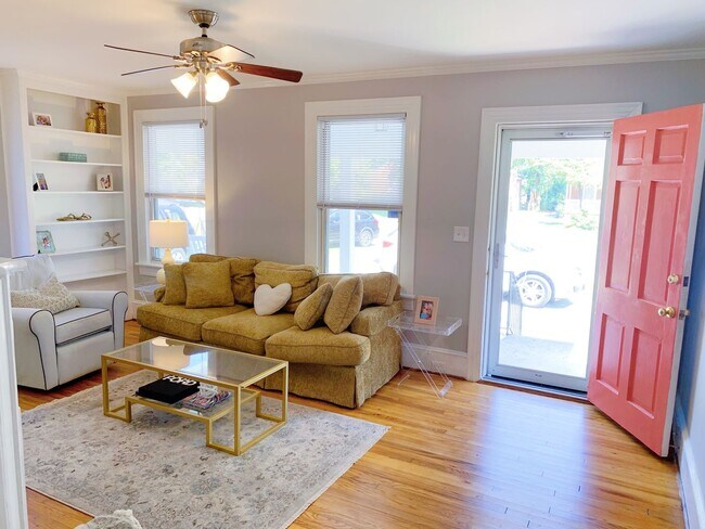 Building Photo - 3 Bed 2 Baths Grid home with fenced backya...