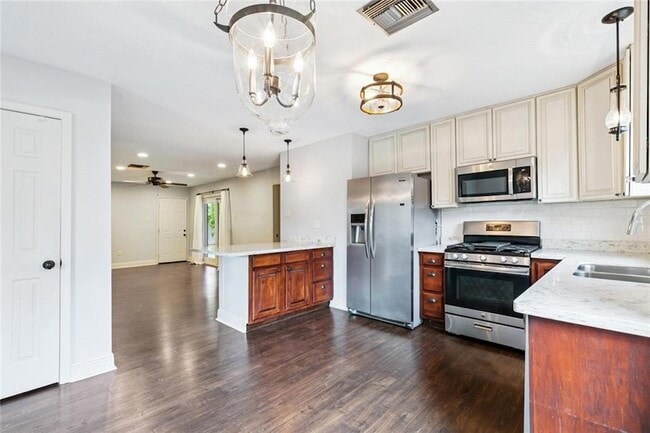 Building Photo - 1433 Poinsettia Dr