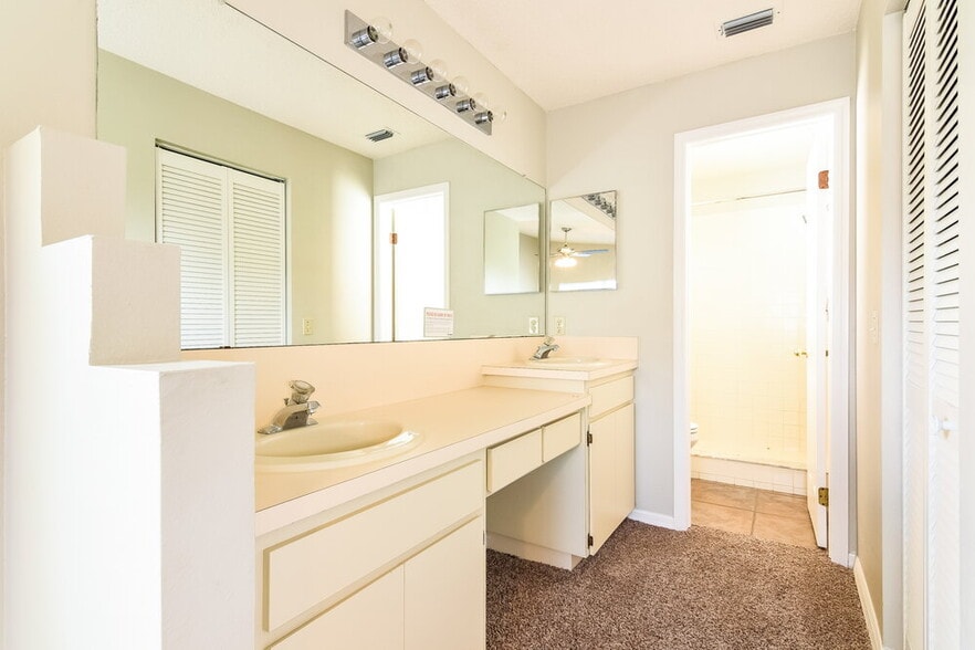 Building Photo - 704 Sand Ridge Dr