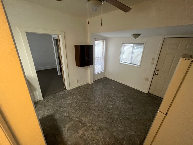 Building Photo - 690 York Ave