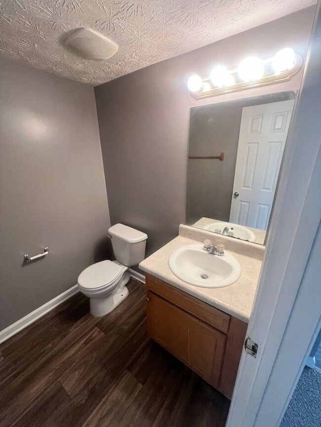 Building Photo - FINALLY a 2 bedroom 1.5 bath townhome available in Lawrenceville!