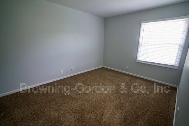 Building Photo - 5025 Hillsboro Dr