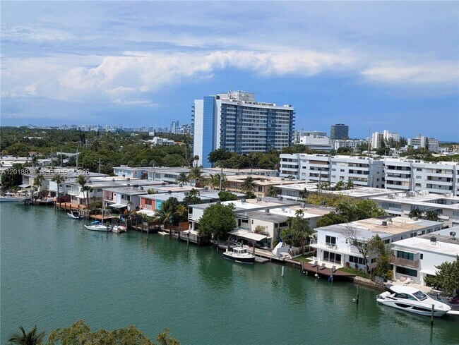 Building Photo - 7133 Bay Dr