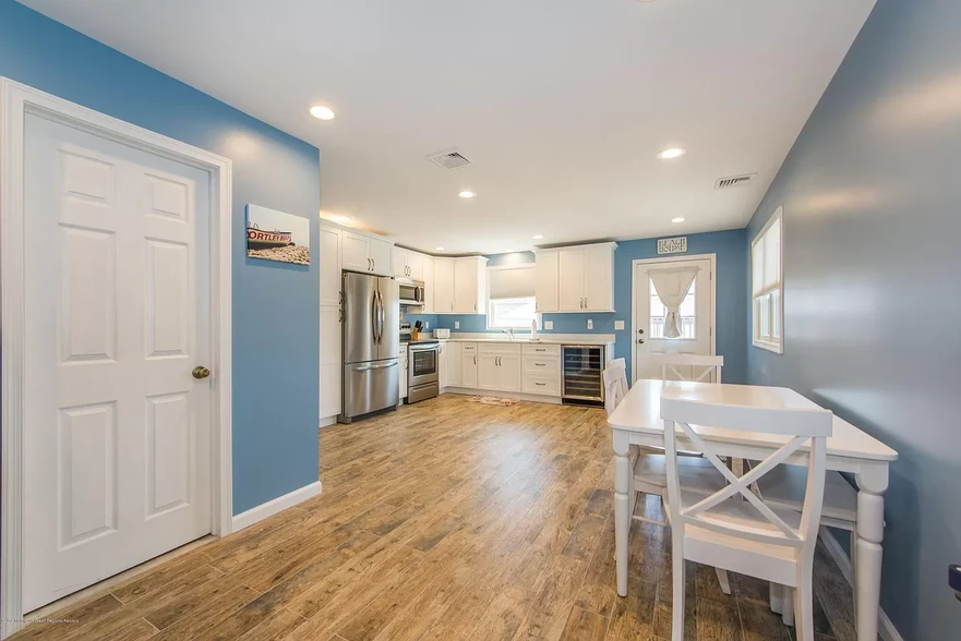 Kitchen - different table/chairs - 118 6th Ave