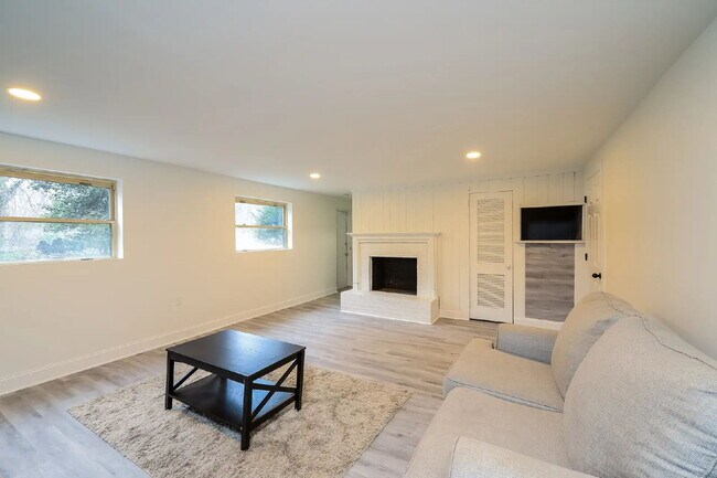 Building Photo - Available Fall Semester or Short Term rental!