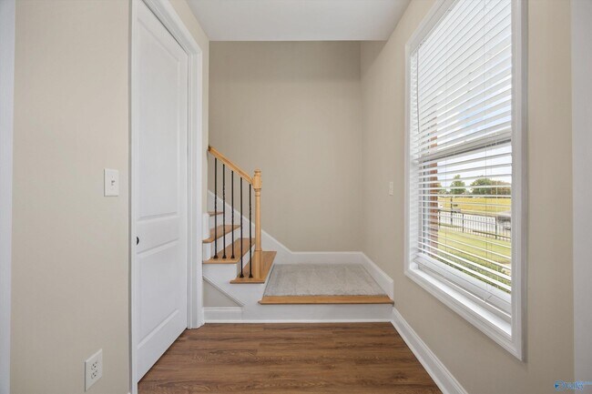 Building Photo - 120 Park Square Ln