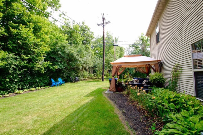 Building Photo - 897 Henderson Dr