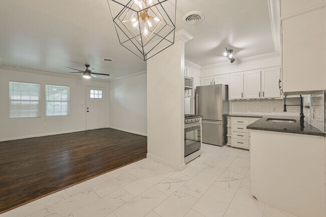 Building Photo - 3501 Sycamore Dr