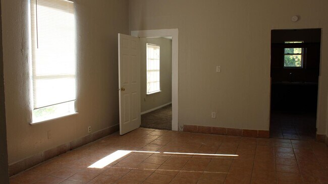 Building Photo - 713 Sabine St