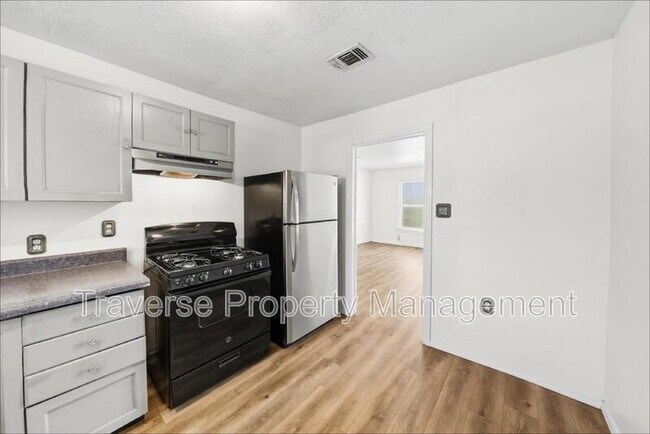 Building Photo - 5025 Catalpa St
