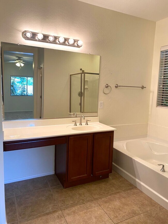 Building Photo - **BEAUTIFUL 3BEDROOM/2BATHROOM HOME LOCATE...