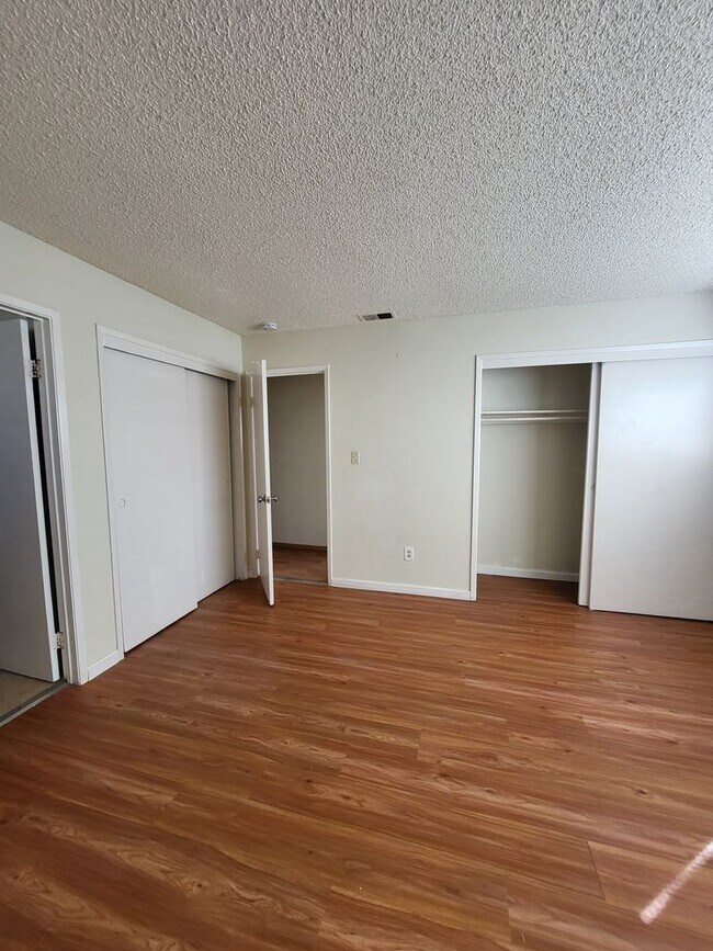 Building Photo - Charming 4 bedrooms, 2 baths home located in a quiet neighborhood.