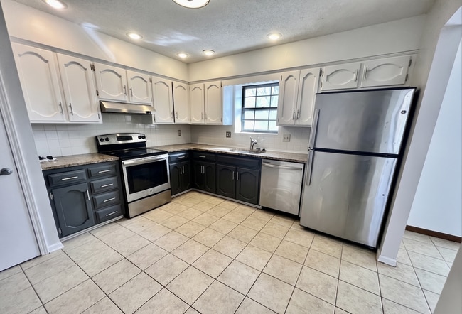 Building Photo - Coming Soon! Spacious 3-bedroom, 2-bathroom home in the highly sought-after Blue Springs area!