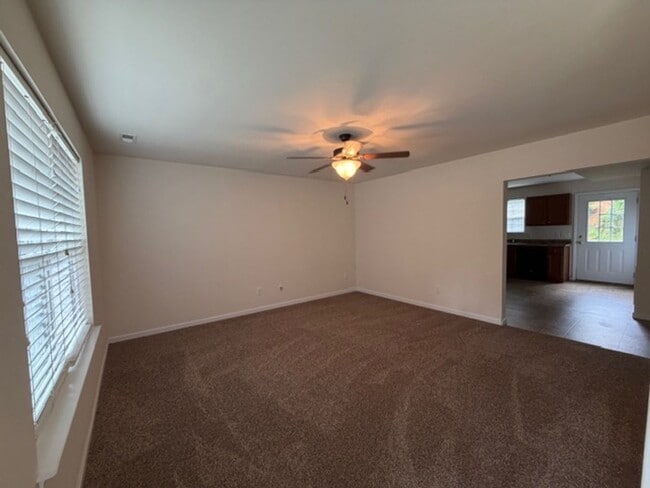 Building Photo - **MOVE IN SPECIAL, 1/2 OFF FIRST MONTHS RENT** 2Bedroom, 1.5 Bath Townhouse