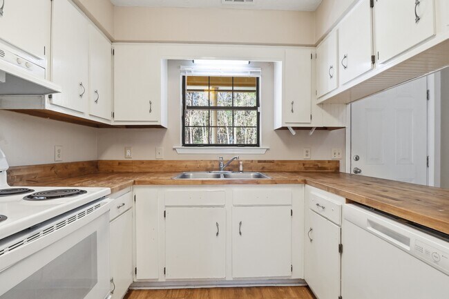 Building Photo - Ash St Ex