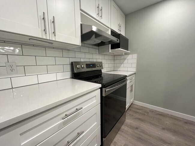 Building Photo - 1BD/1BA RiverPlace Condo - Secure Parking Included. Walk to OHSU, Waterfront, Shops & Restaurants.