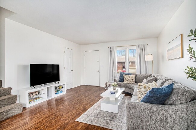 Building Photo - 3-Bed, 1.5-Bath huge duplex in Blue Springs!