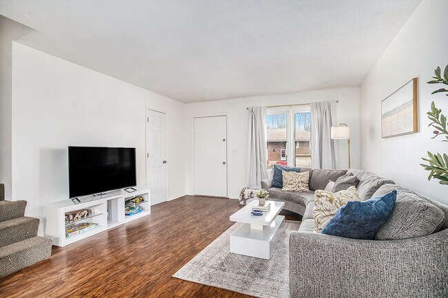 Building Photo - Coming Soon - Fully Furnished 3-Bed, 2-Bat...