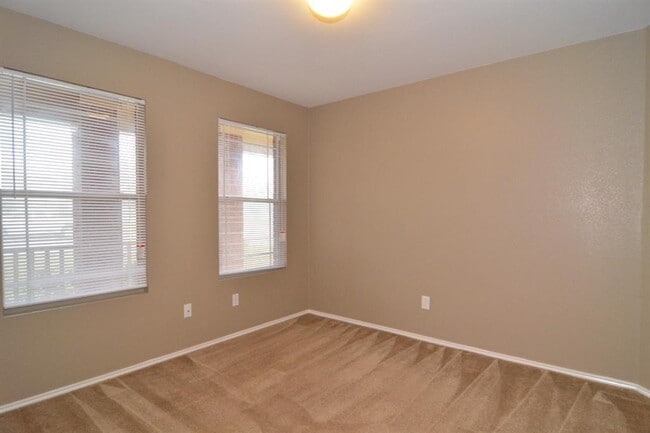 Building Photo - 806 Municipal Dr