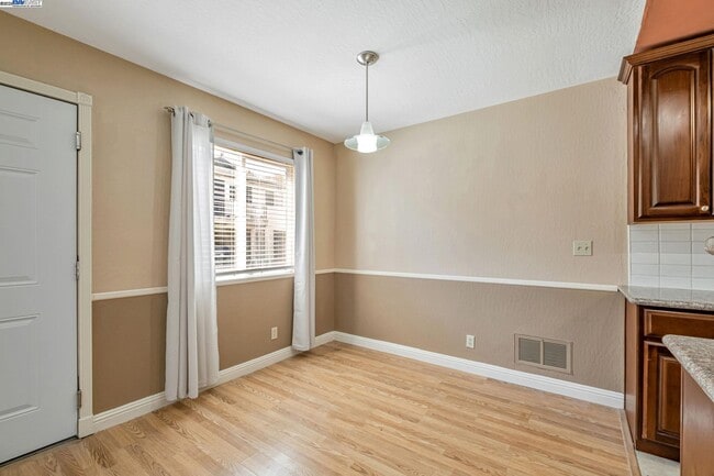 Building Photo - 2141 Swan Ct
