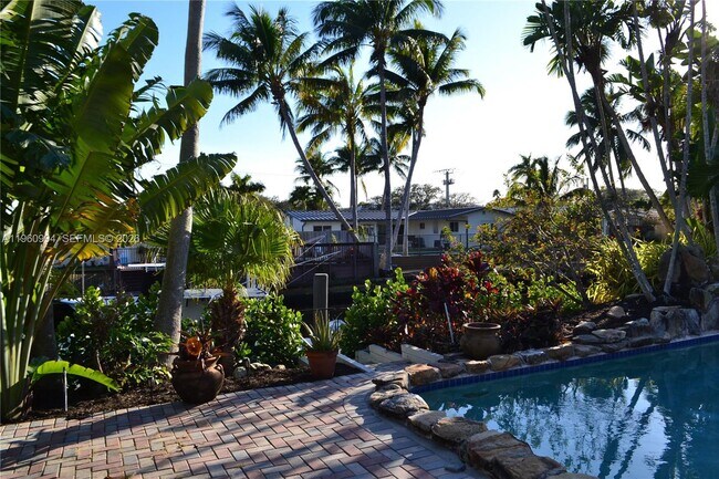 Building Photo - 1704 SW 5th Ct