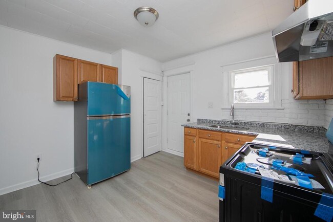 Building Photo - 1112 Collings Ave