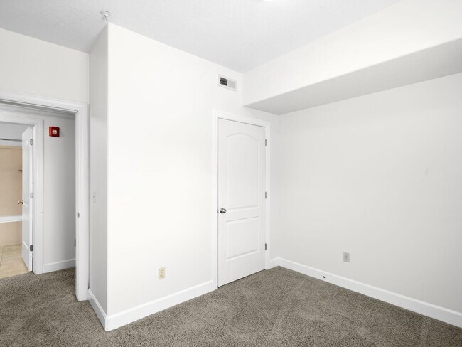 Building Photo - Luxurious Condo in North Orem